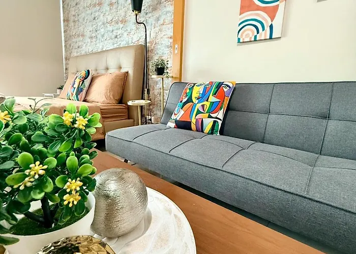 Aparthotel One Bedroom With Queen Bed,sofa Bed And Wifi At One Uptown Residences, Bgc, Taguig 3*